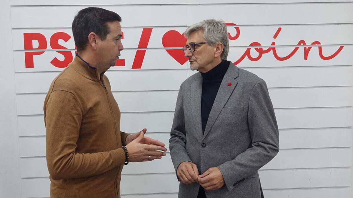 El secretario general del PSOE de Coín, Salvador Rojas, junto al secretario general del PSOE de Málaga, Josele Aguilar