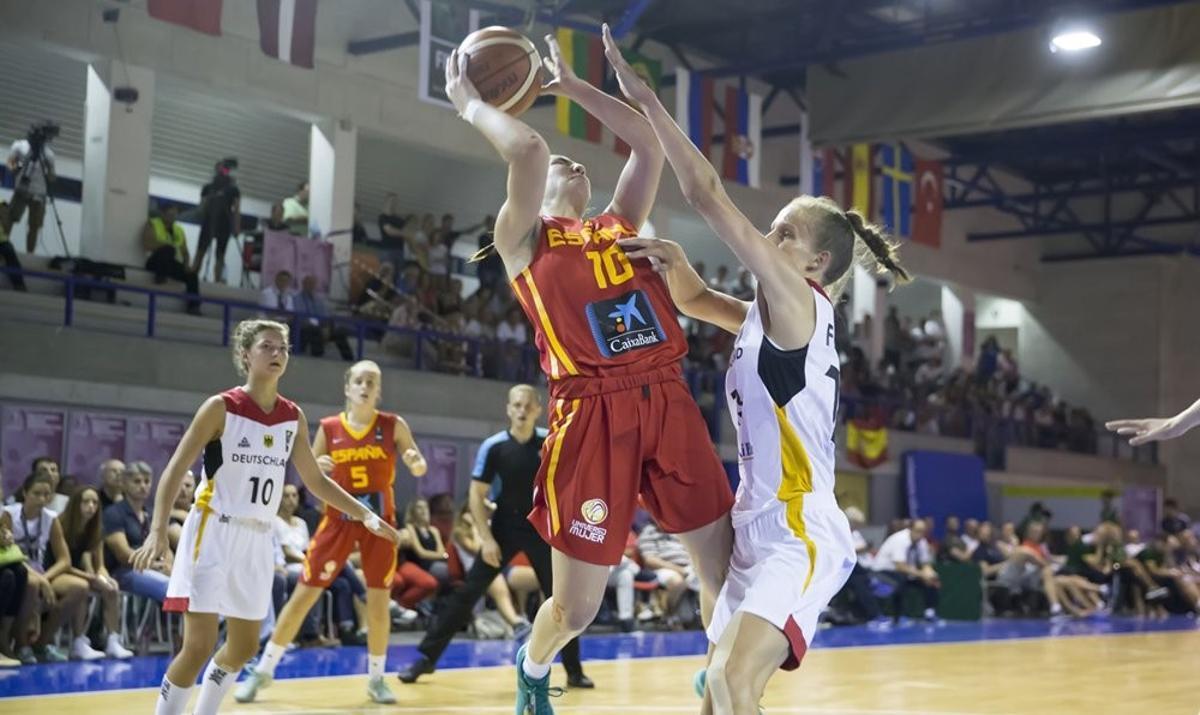 Ainhoa Lacorzana penetra a canasta ante Leonie Fiebich en la final del Europeo sub-16 de Udine 2016.