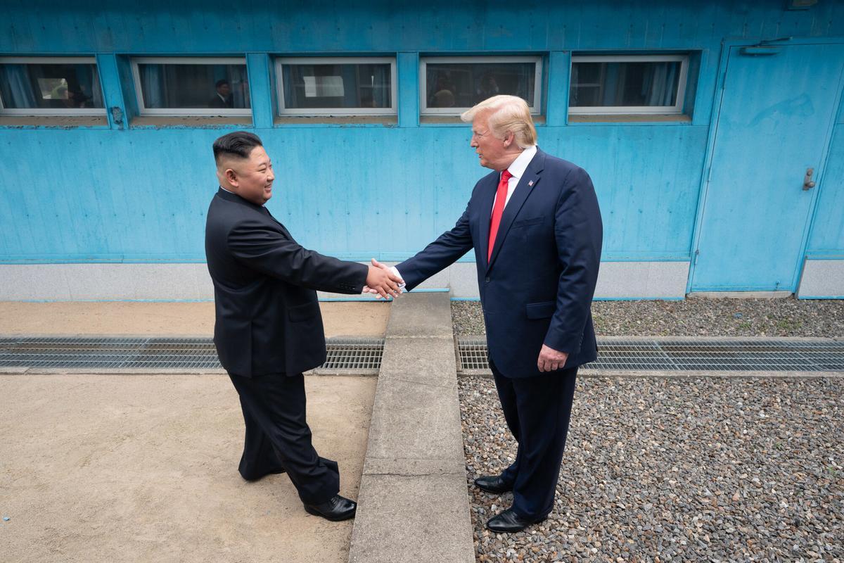 Fotografía de archivo de la reunión en Vietnam en febrero de 2019 entre el presidente de los Estados Unidos, Donald J. Trump, y líder norcoreano, Kim Jong-un.