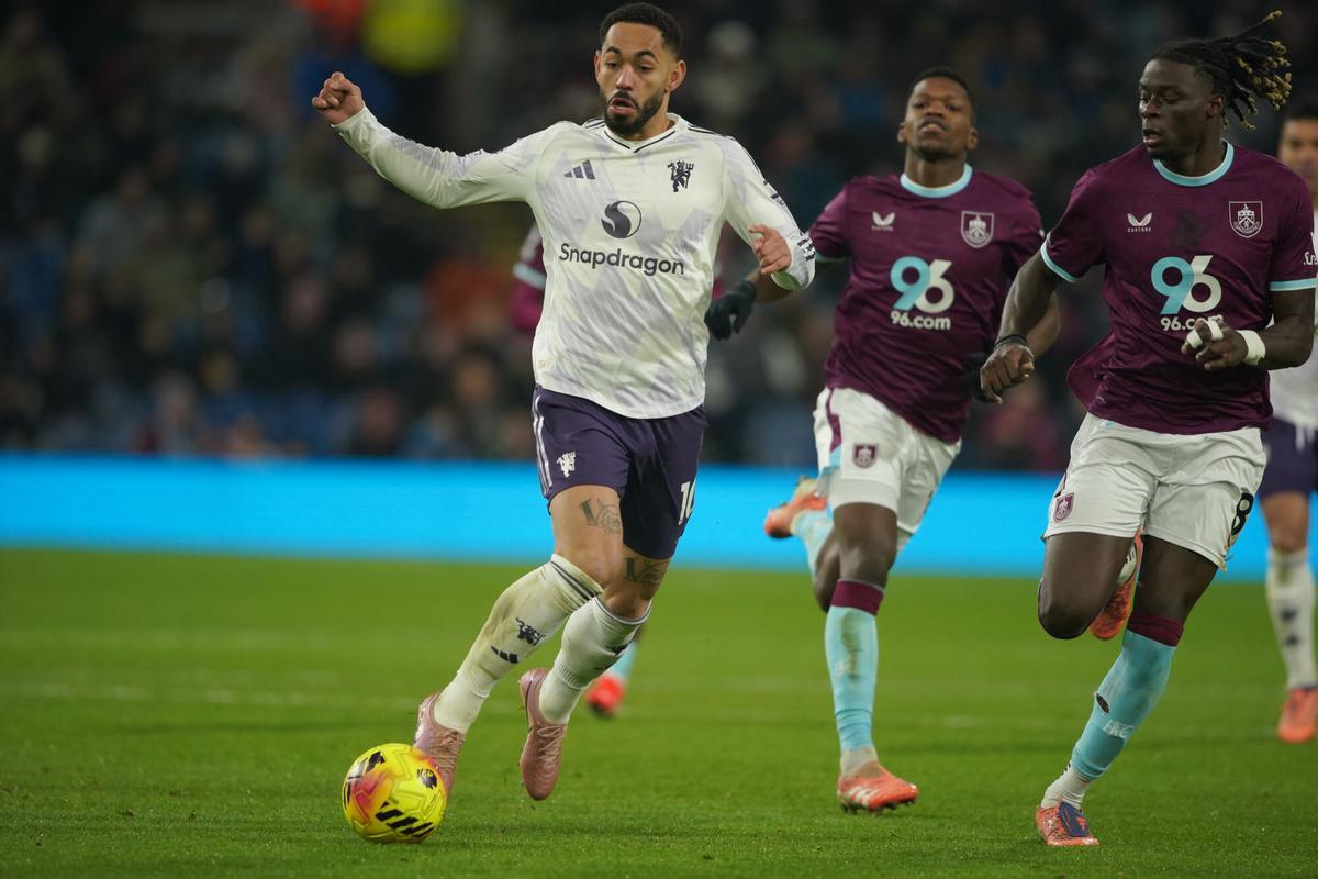 Manchester United's Matheus Cunha, left, and Burnley's Lesley Ugochukwu fight for the ball during the Premier League soccer match between Burnley and Manchester United in Wolverhampton, England Wednesday, Jan. 7, 2026. (AP Photo/Ian Hodgson)