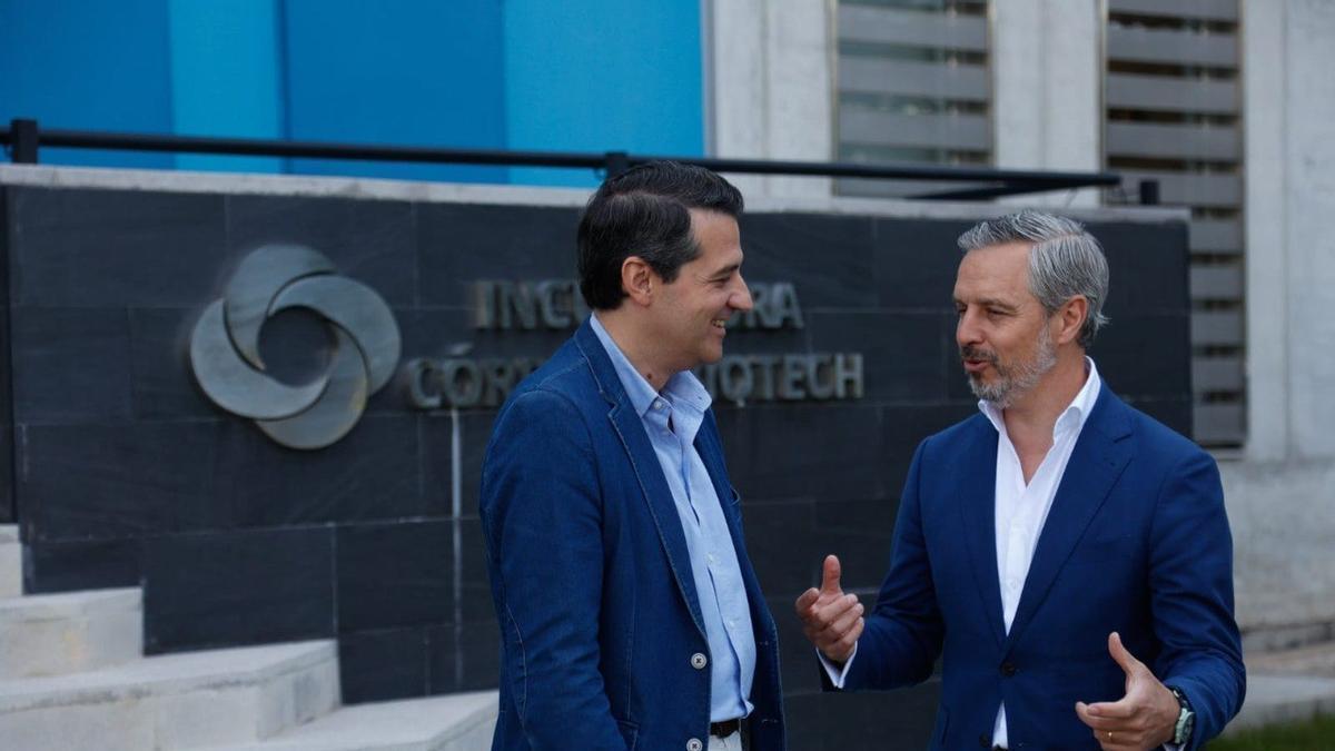 Los dirigentes del PP Juan Bravo y José María Bellido, en la incubadora biotecnológica de Córdoba.