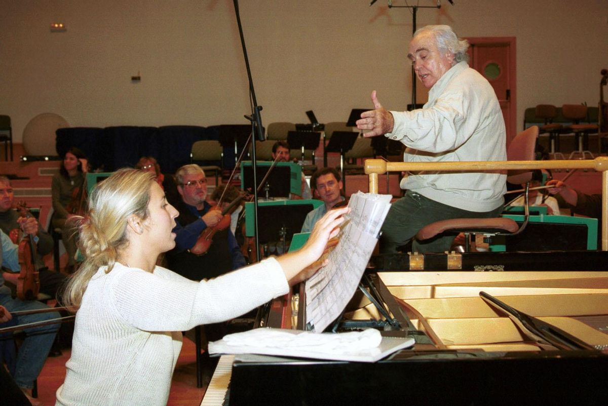 Paula Coronas, en la grabación de ‘Nocturnos de Antequeruela’ con su autor, Antón García Abril, a la batuta con la Orquesta Filarmónica de Málaga.