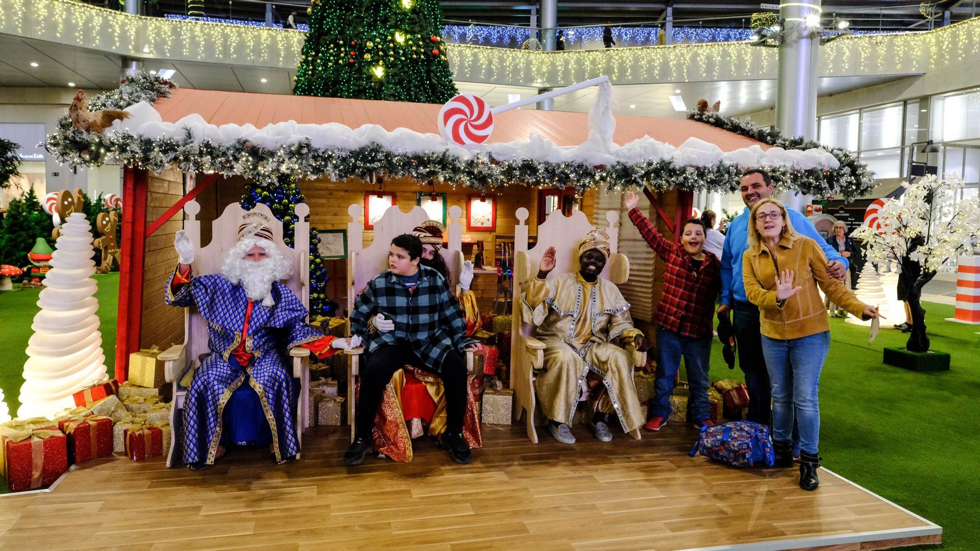 Compras de Navidad y atascos en la zona del Centro Comercial Los Alisios