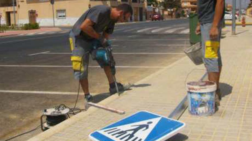 Catral mejora la señalización vial junto a llas escuelas