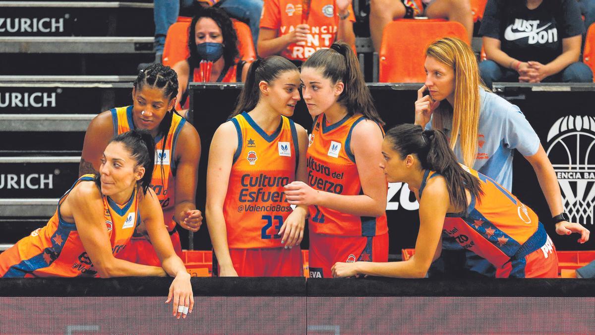Elba Garfella, con el dorsal 11 y junto a la también canterana Claudia Contell, en el partido de presentación del Valencia Basket ante el Polkowice