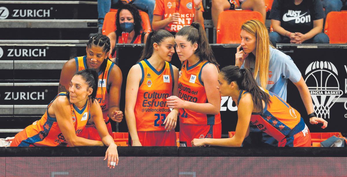 Elba Garfella, con el dorsal 11 y junto a la también canterana Claudia Contell, en el partido de presentación del Valencia Basket ante el Polkowice