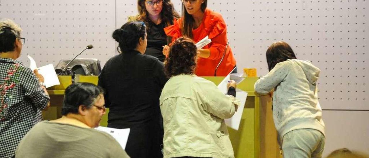 Asistentes al taller de autoestima, ayer en el Auditorio. // I. Abella