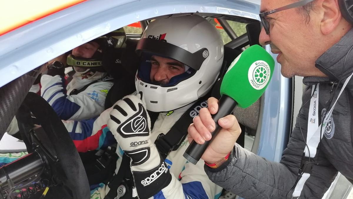 Eduardo Noriego, vigente campeón, atiende a los micrófonos de Radiogolex Motor en el Vendimia anterior