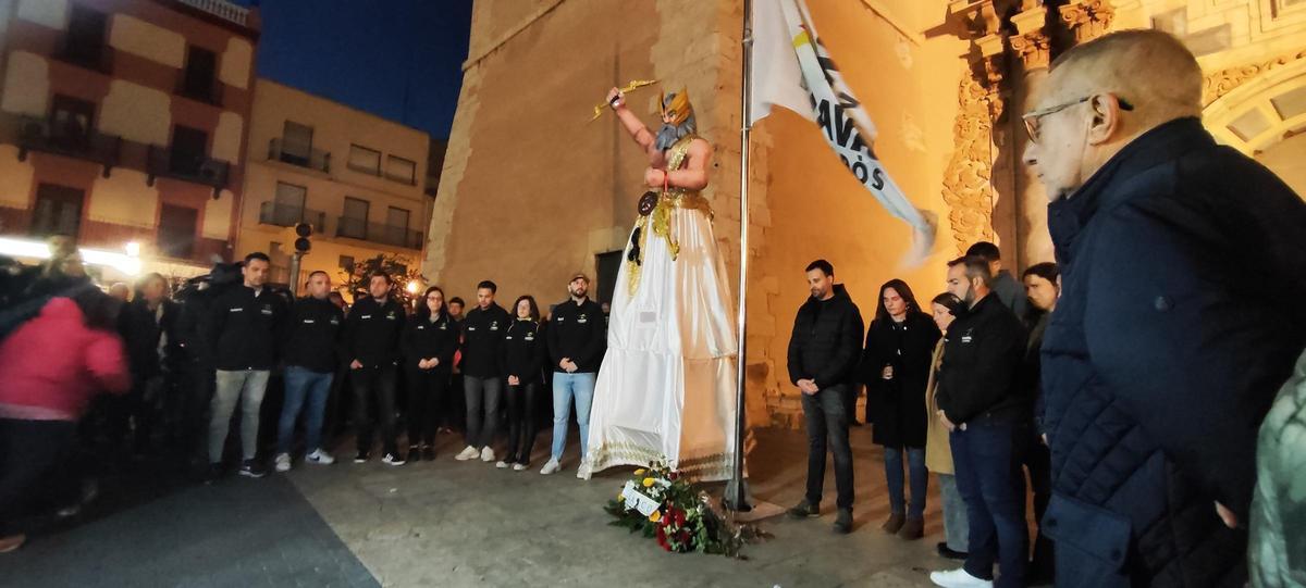 Han depositado una corona de flores a los pies del rey Carnestoltes.