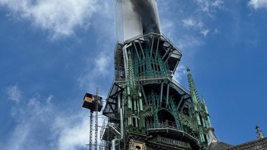 Fuego en la aguja de la catedral gótica de Ruán, Francia