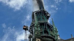 Incendio en la flecha de la catedral de la ciudad francesa de Ruán.