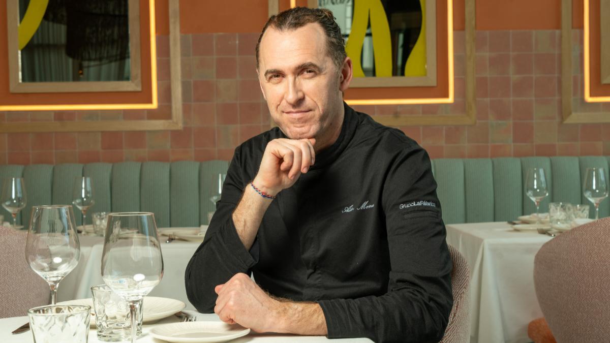 Aitor Mena, chef de Almara, firma la propuesta gastronómica del restaurante con una cocina mediterránea centrada en el producto, el sabor y el ritmo pausado.