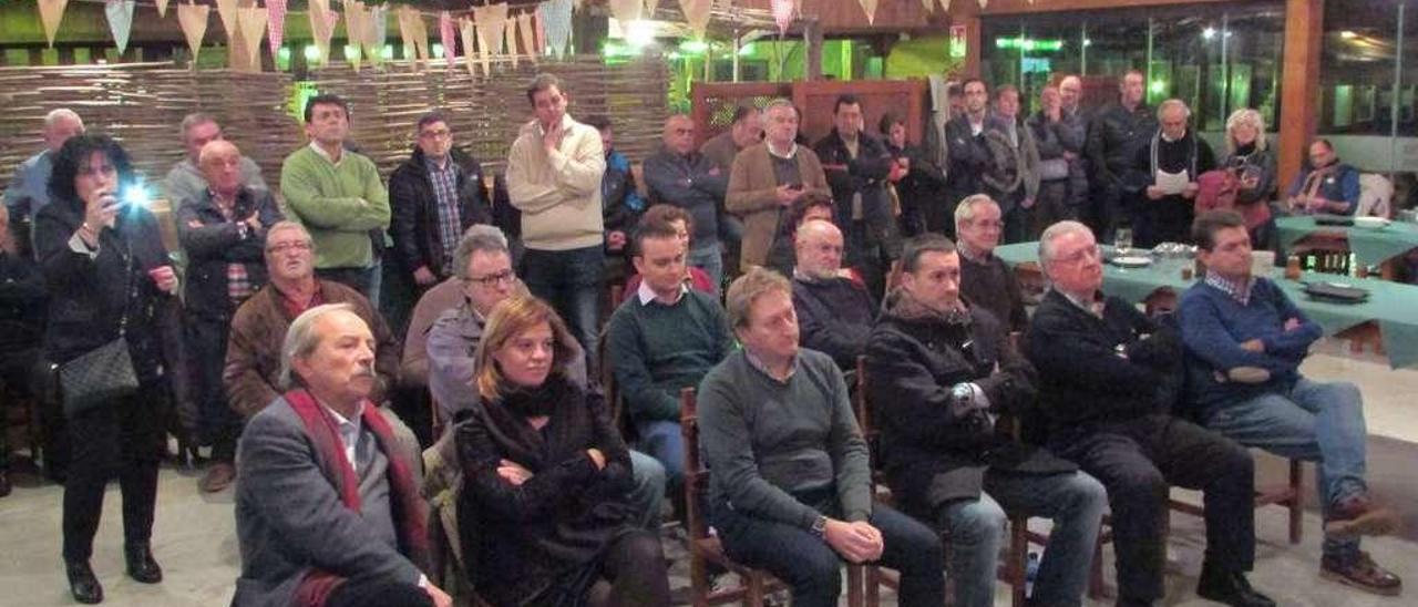 Un momento de la fiesta en Llanes: sentados en primera fila, por la izquierda, Wenceslao López, Gimena Llamedo y José Manuel Herrero.