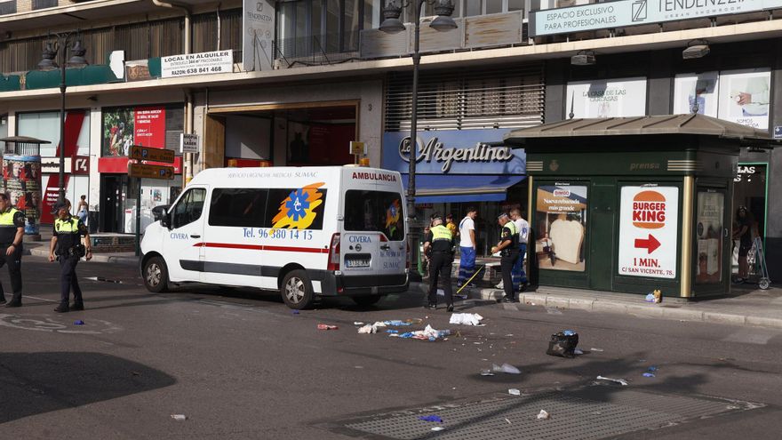 Un vecino de Orihuela observa la crecida del Segura a su paso por el azud este jueves 6 de marzo