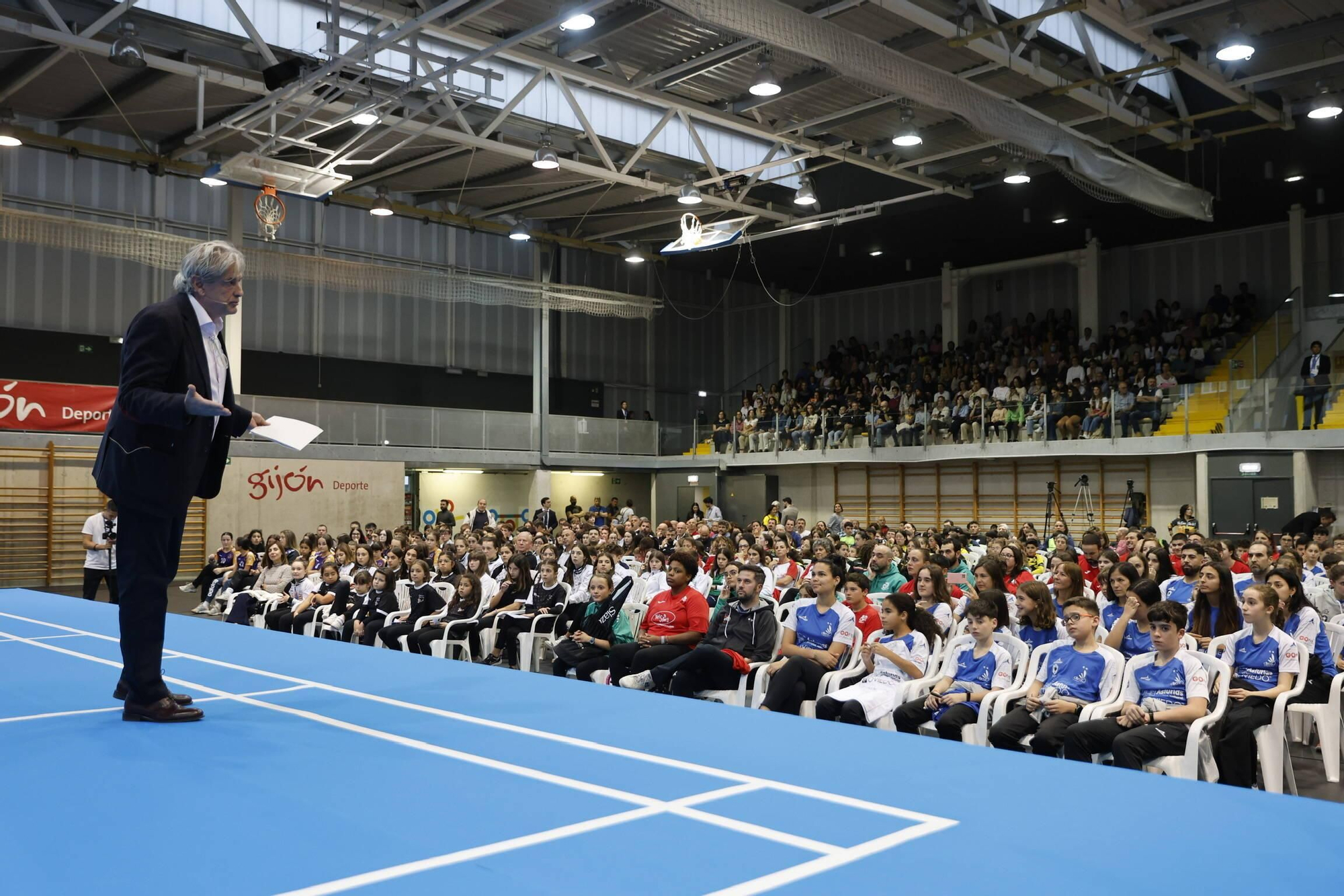 Carolina Marín recibe el cariño de medio millar de deportistas asturianos en Gijón y la visita sorpresa de Saúl Craviotto