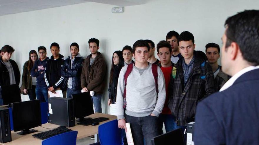 Juan Carlos Campo, dirigiéndose a los visitantes en una de las aulas.