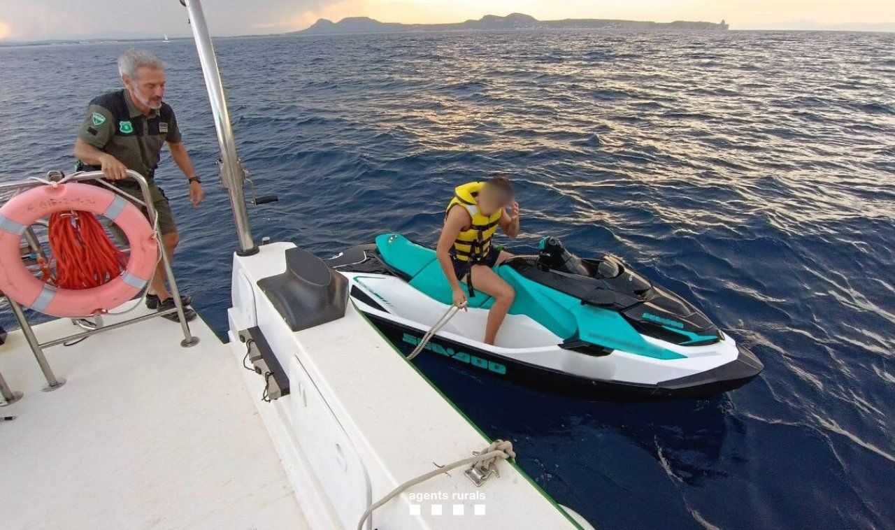 Una de las motos de agua alquiladas que navegaba dentro de la zona restringida