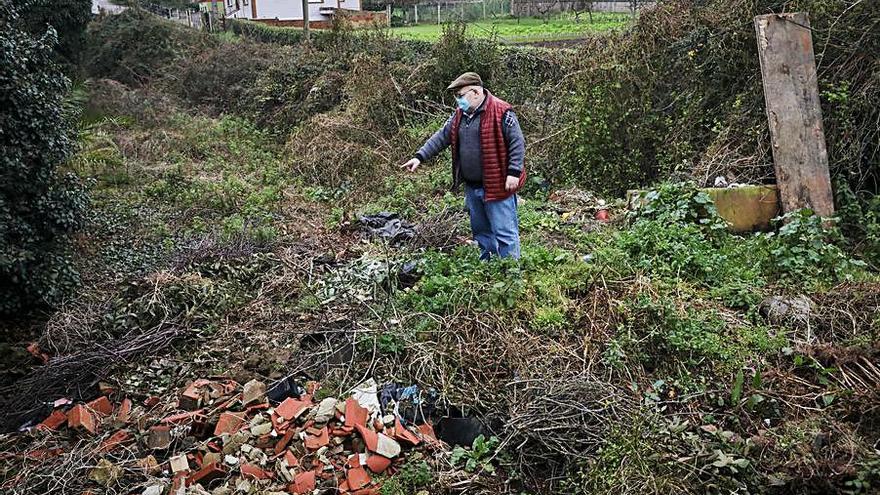 Fermín Entrialgo señala un vertedero ilegal del barrio de Tremañes.