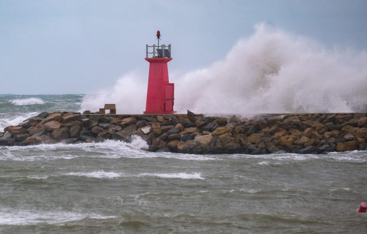 Olas de hasta tres metros para este sábado en la costa desde Benidorm hasta Torrevieja.