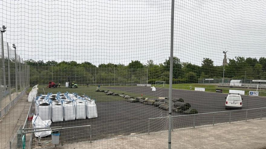 Arranca la renovación del césped artificial de los campos de fútbol del Tragamón y Llano 2000