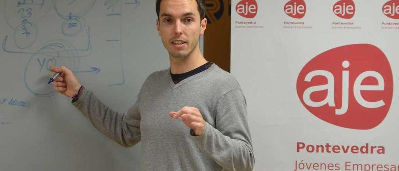 Javier Cebreiros, ayer, en la sede de la Asociación de Jóvenes Empresarios (AJE). // Gustavo Santos