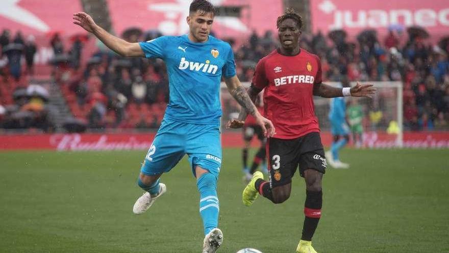 Maxi Gómez lucha por un balón ante la presión del mallorquinista Lumor. // Atienza