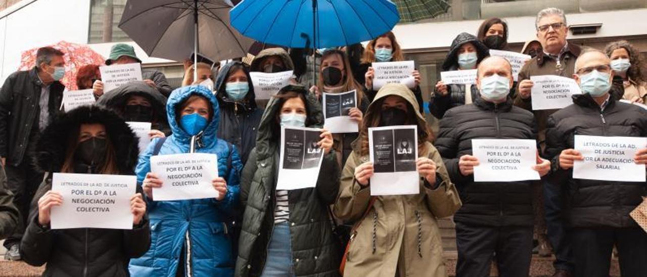 Letrados de A Coruña, en la concentración celebrada ayer ante los juzgados.