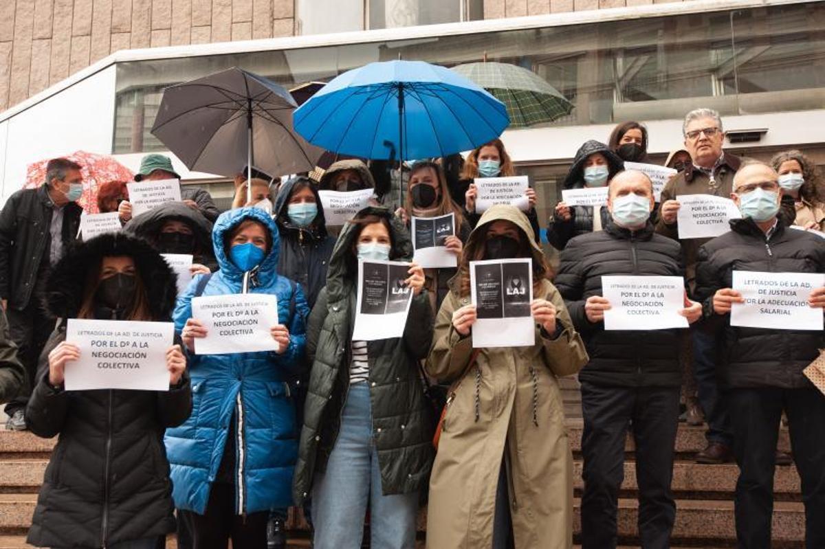 Letrados de A Coruña, en la concentración celebrada ayer ante los juzgados.