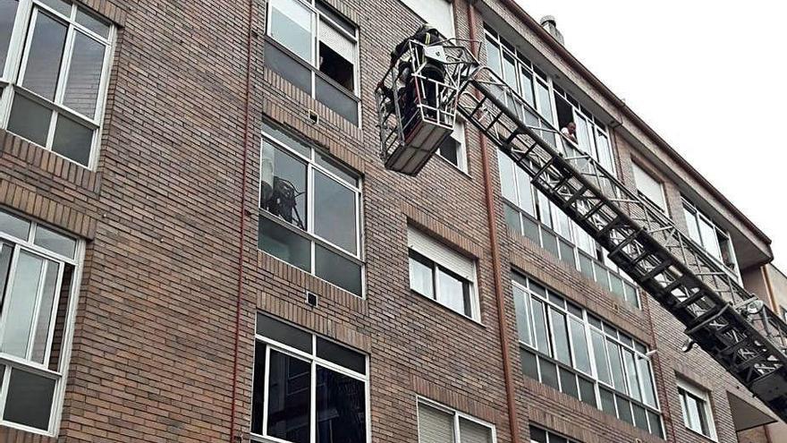 Un coche resulta dañado tras caerle un cascote de una fachada