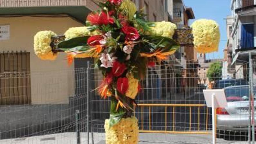 El Barrio Valencia arrasa  en los premios de las cruces de mayo de Borriana