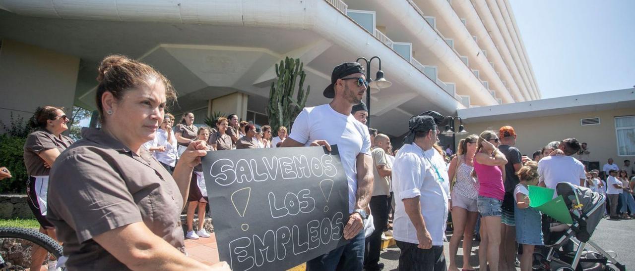 Concentración de apoyo a los trabajadores del hotel Oliva Beach, en Fuerteventura.