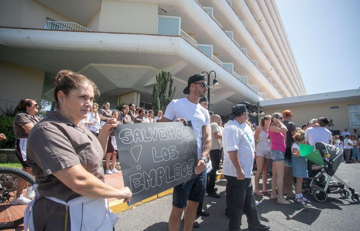 Concentración de apoyo a los trabajadores del hotel Oliva Beach, en Fuerteventura.