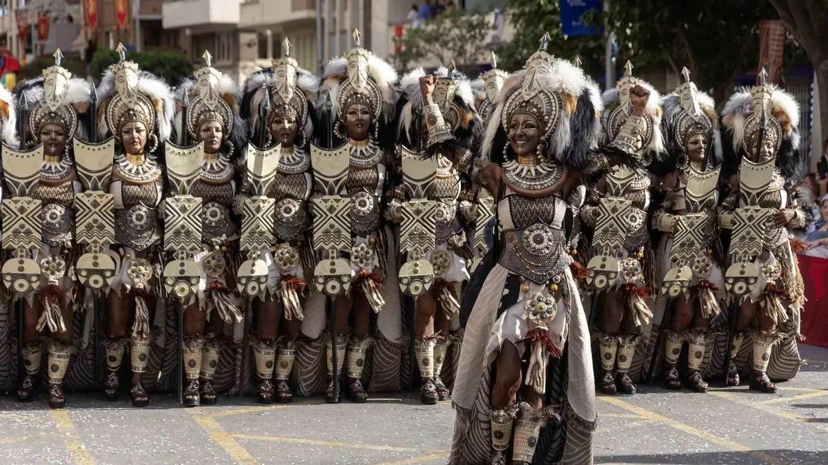 Una de las inexcusables razones para visitar Villena estos días: el espectáculo visual es insuperable. El despliegue de vestimentas, maquillaje y carrozas es extraordinario.
