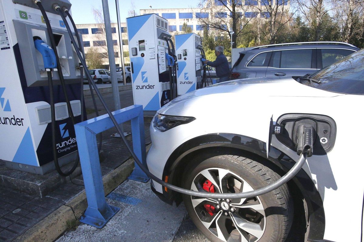 PUNTO DE RECARGA DE VEHICULOS ELECTRICOS EN EL HOTEL PUERTA DEL CAMINO EN SANTIAGO. ELECTROMOVILIDAD. COCHES ELECTRICOS. INFRAESTRUCTURAS DE RECARGA. ESTACION. ELECTROLINERAS