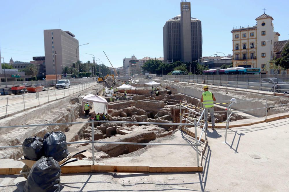 Varias vistas de los restos arqueológicos encontrados en las obras del metro en la avenida de Andalucía.