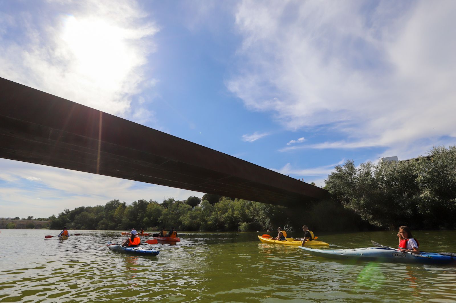 El caimán se echa al río