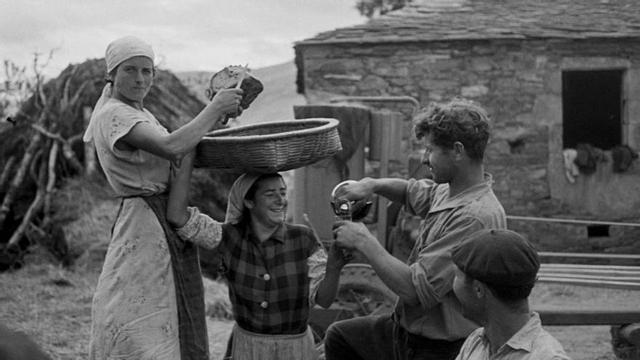 Momentos da malla na aldea de As Aguias feitas no 1957 por Antón  Beiras.   | FOTO: ANTÓN BEIRAS