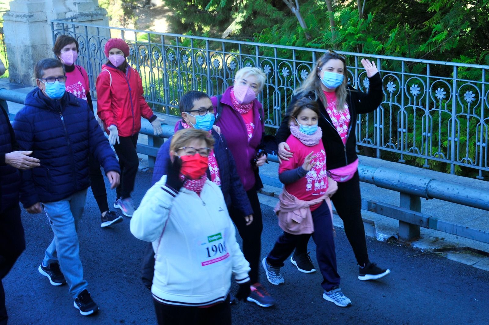 Marea rosa en Elche contra el cáncer de mama