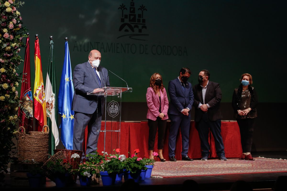 Homenaje a los cuidadores de los patios con motivo del centenario