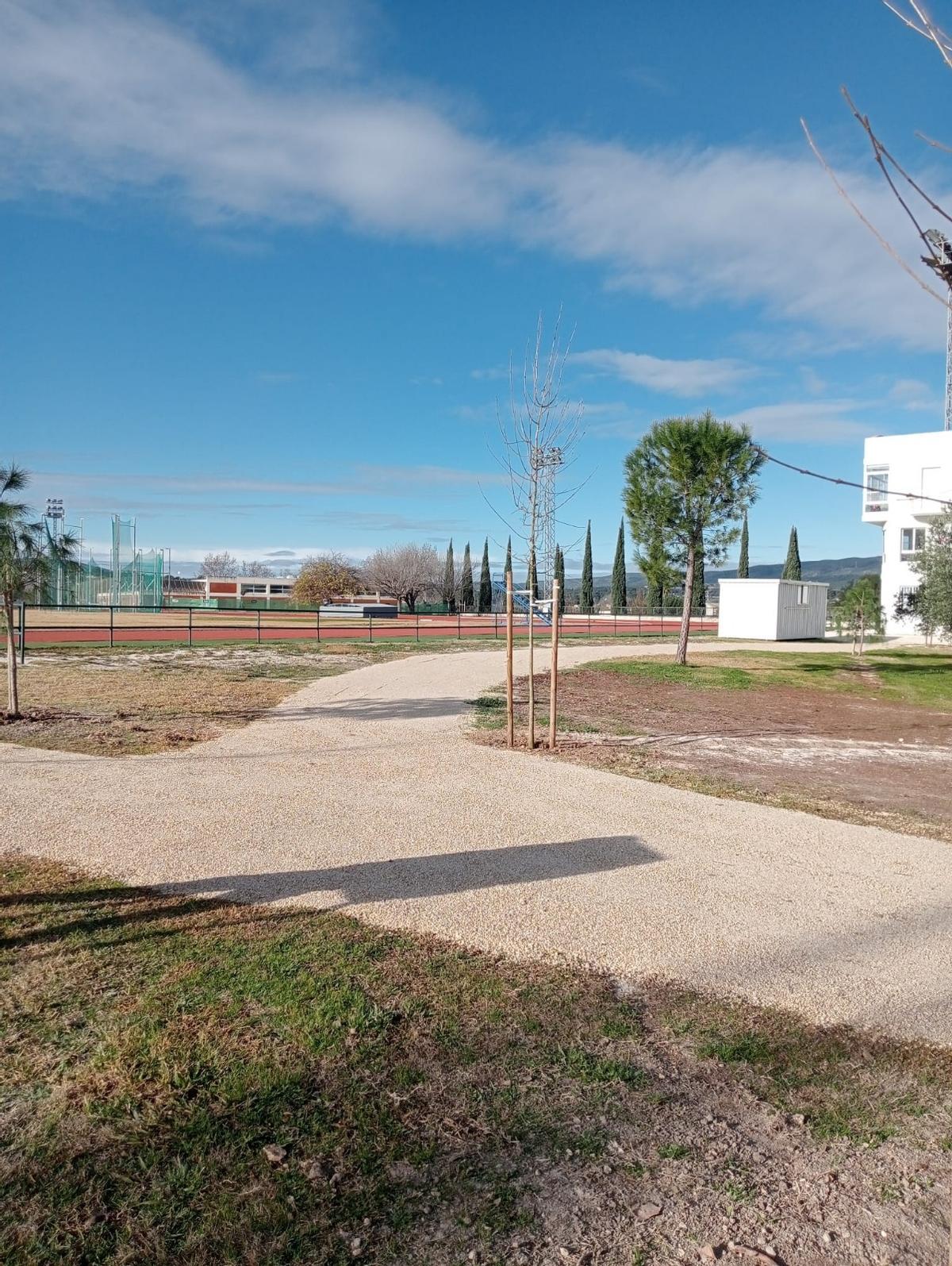 Renovación de pavimentos de tierra en los recorridos para peatones.
