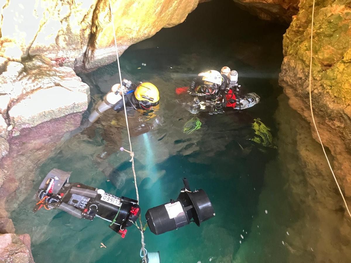 Los espeleobuceadores en la salida de la gruta del Riu Blanc o del Moraig