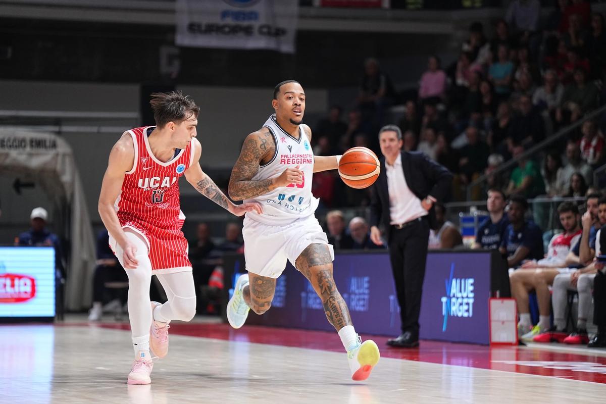 El exjugador universitario Troy Caupain ante Will Falk.