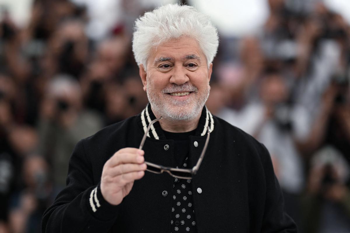 Pedro Almodóvar aterriza en Cannes. El cineasta estrena en Cannes el mediometraje ‘Extraña forma de vida’, con Ethan Hawke y Pedro Pascal, un wéstern protagonizado por dos gais que subvierte el género