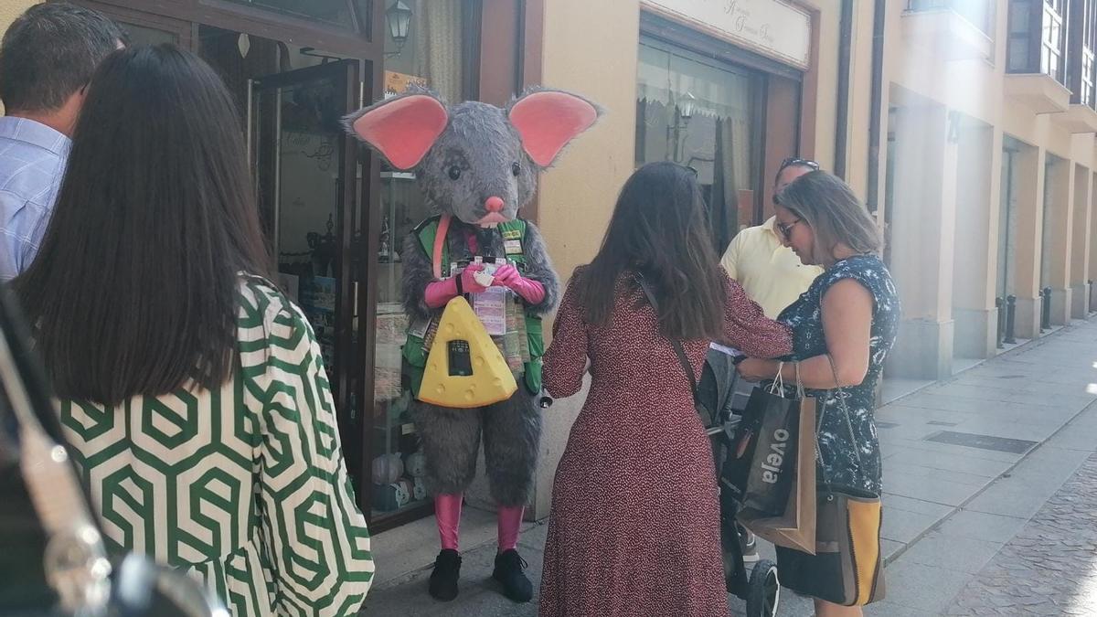 Vendedor de la ONCE en Zamora vestido de ratón.