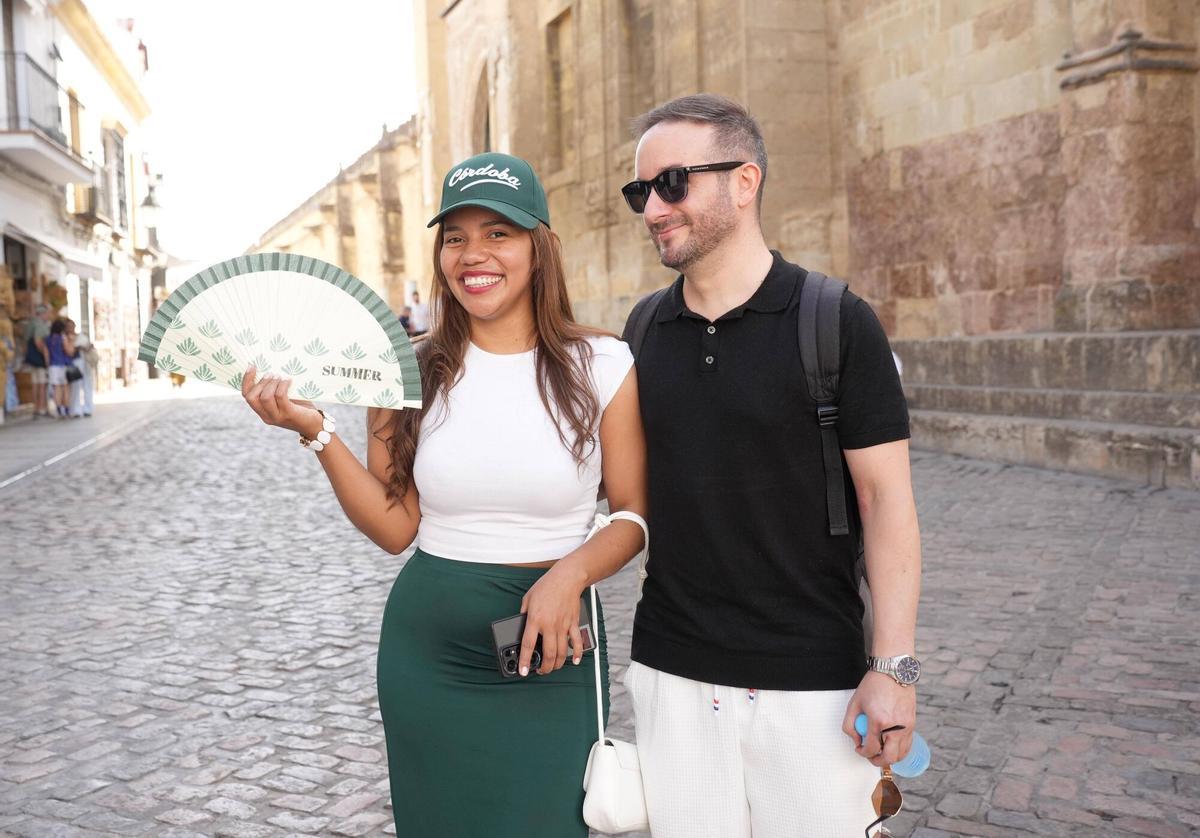 Así viven los turistas el calor de Córdoba en pleno agosto: abanicos, agua y visitas a primera hora Así viven los turistas el calor de Córdoba en pleno agosto: abanicos, agua y visitas a primera hora