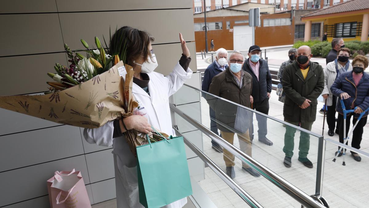 Teresa Arias recibe el homenaje de los vecinos de Limanes