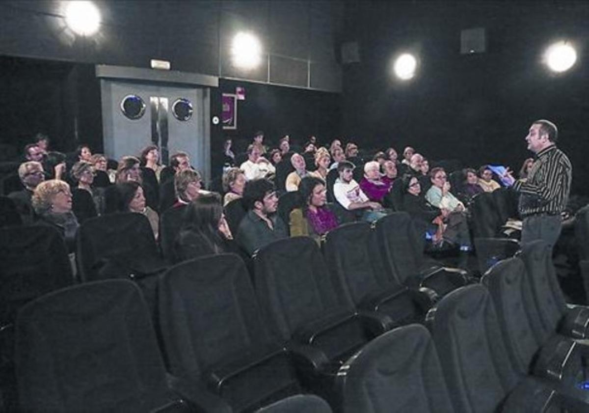 Desde las butacas 8 Eduardo de Vicente, de pie, dirige el debate que siguió a la película ’El pasado’. Desde las butacas 8 Eduardo de Vicente, de pie, dirige el debate que siguió a la película ’El pasado’.