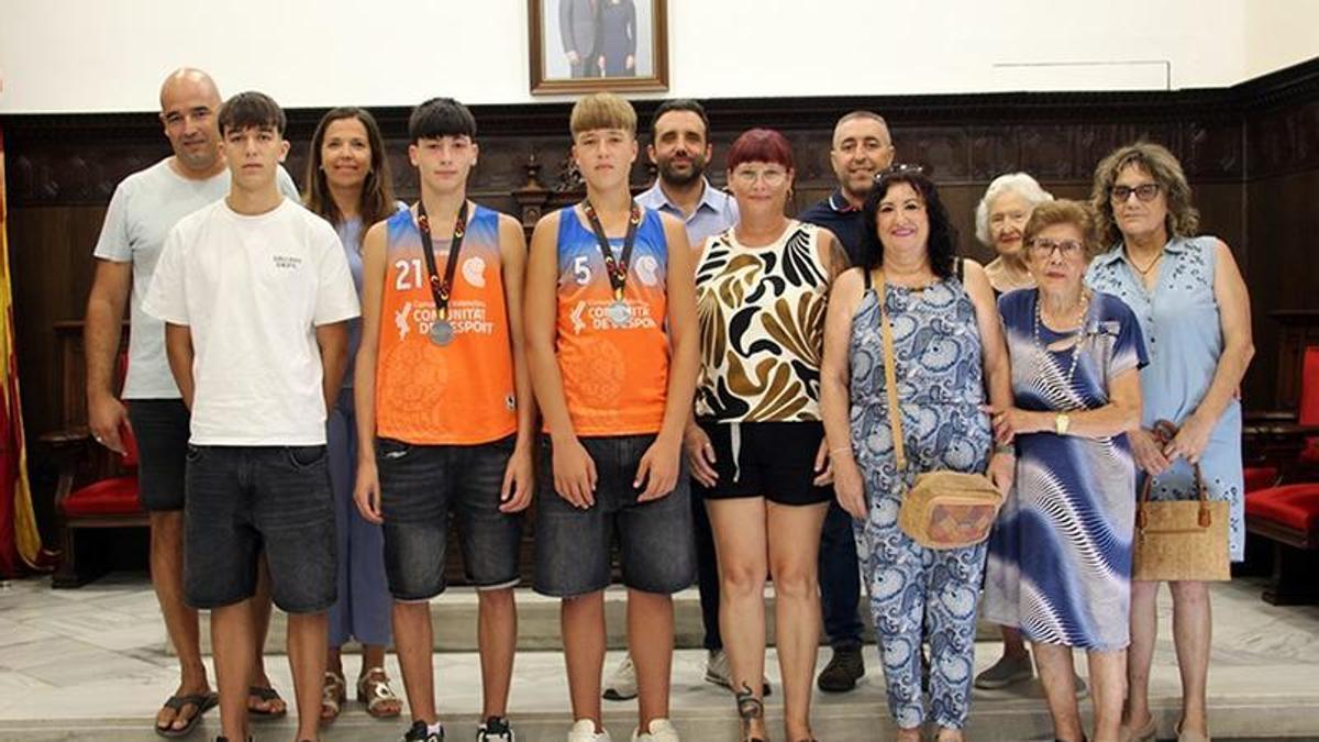 Los deportistas reconocidos, con autoridades y familiares.