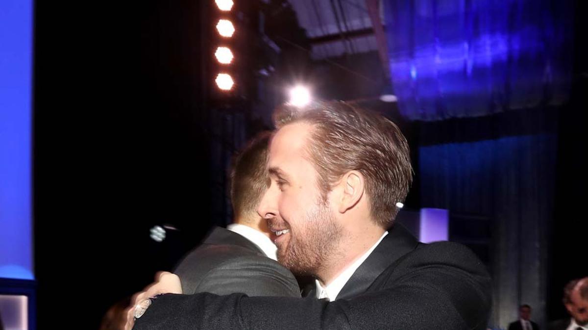 Ryan Reynolds y Ryan Gosling abrazandose