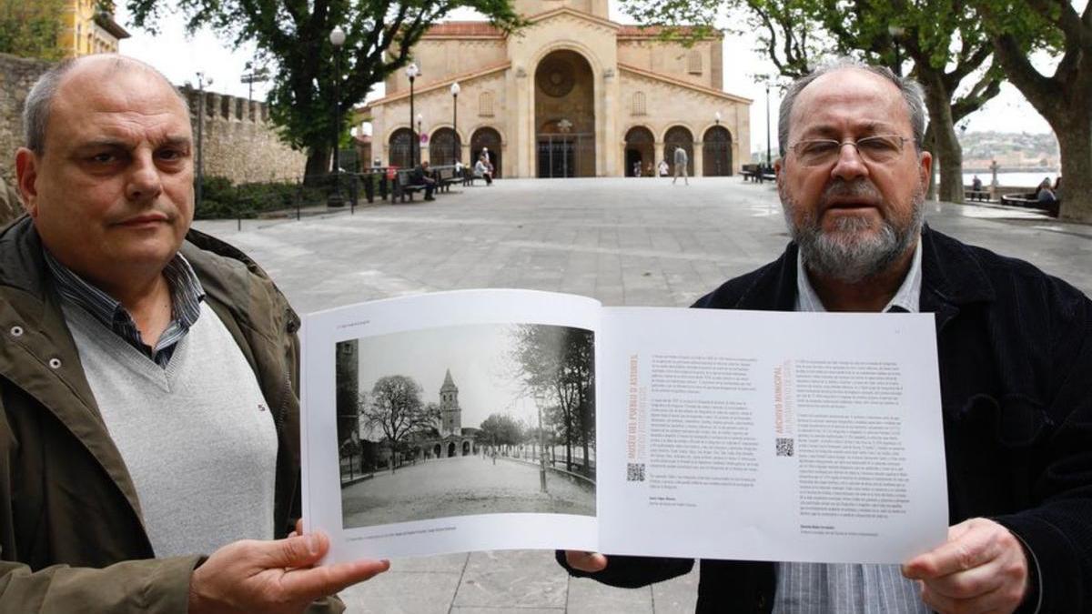 Por la izquierda, José María Ceinos y Luismi Piñera, en el Campo Valdés, con una imagen antigua de ese céntrico emplazamiento. | Ángel González